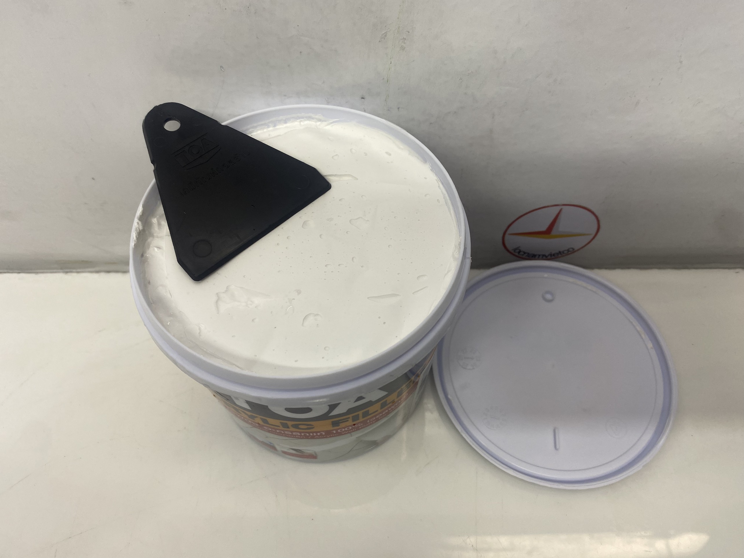 Keo xử lý nứt tường, trám vá lỗ đinh TOA Acrylic Filler 1 kg/Lon