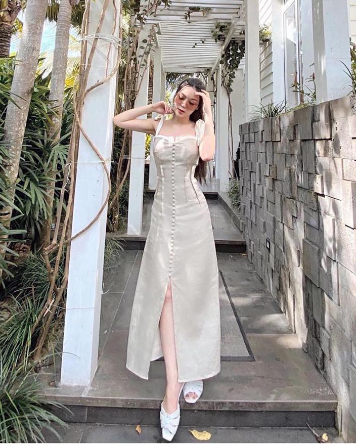 Đầm maxi nude nút bọc cột nơ vai