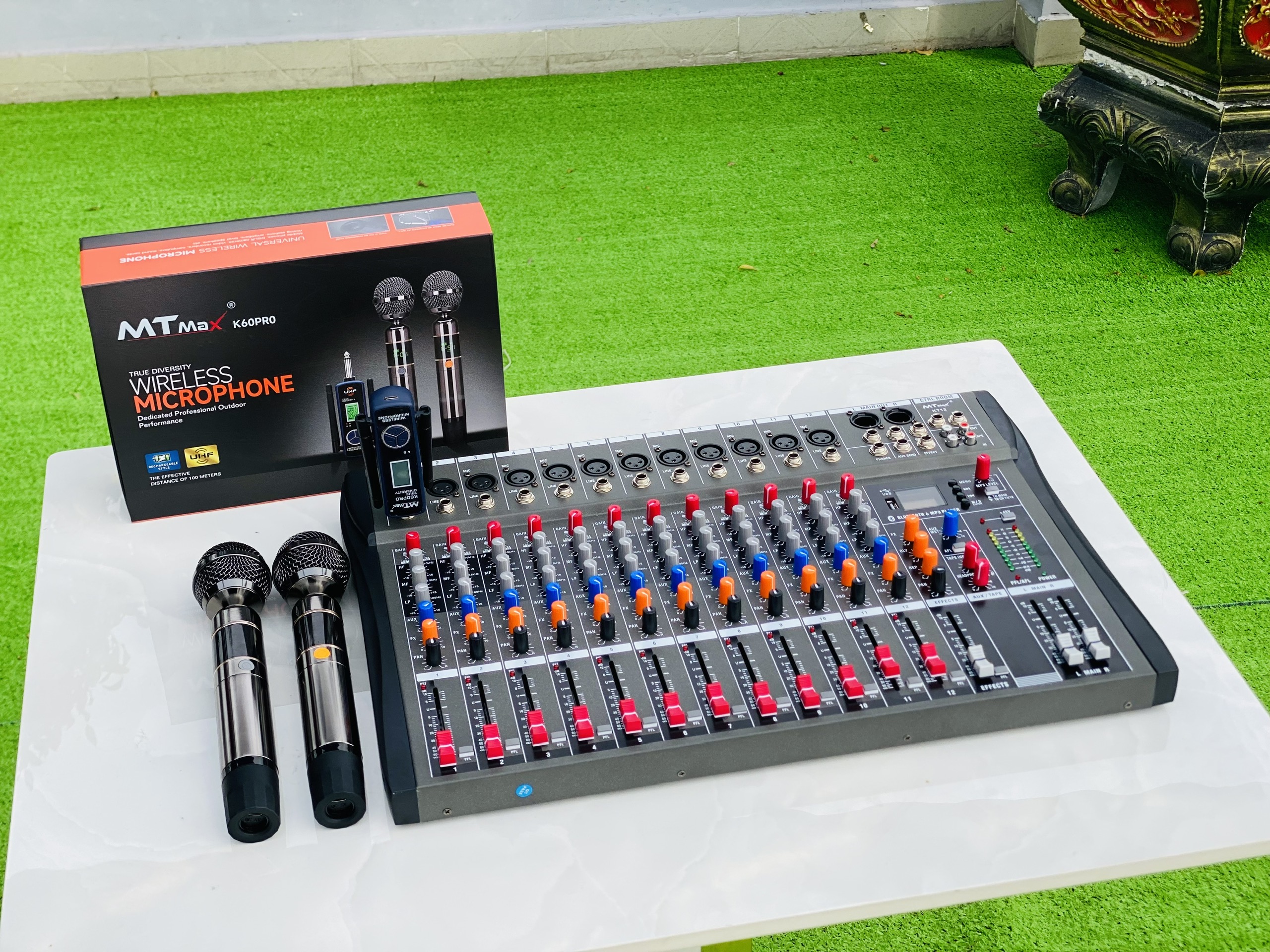 Combo Mixer Cao Cấp KT12 + Micro Không Dây Hiện Đại K60Pro, Cho Âm Thanh Cực Nét, Thoải Mái Karaoke Gia Đình, Phòng Trà, Quán Bar, Tặng Kèm Dây Canon Ra Hoa Sen, Hàng Chính Hãng, Bảo Hành 12 Tháng, Hàng Chính Hãng