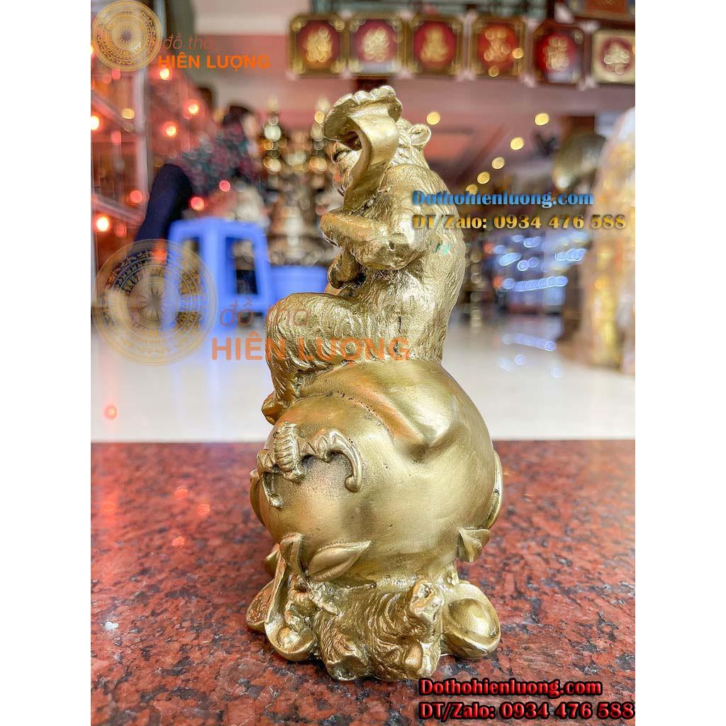 Tượng Khỉ Ngồi Trái Đào Ôm Gậy Như Ý Bằng Đồng Cao 16cm