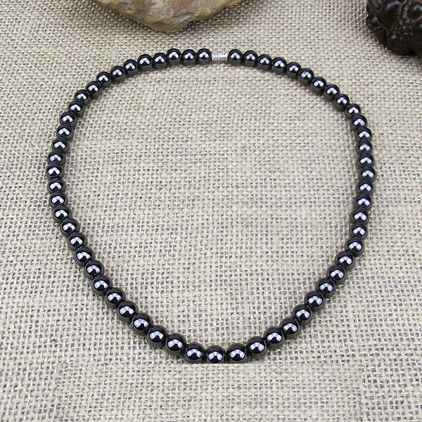 Bộ Vòng đeo Cổ Đá Chất liệu đá Hematite, kèm hộp đựng lót lụa.