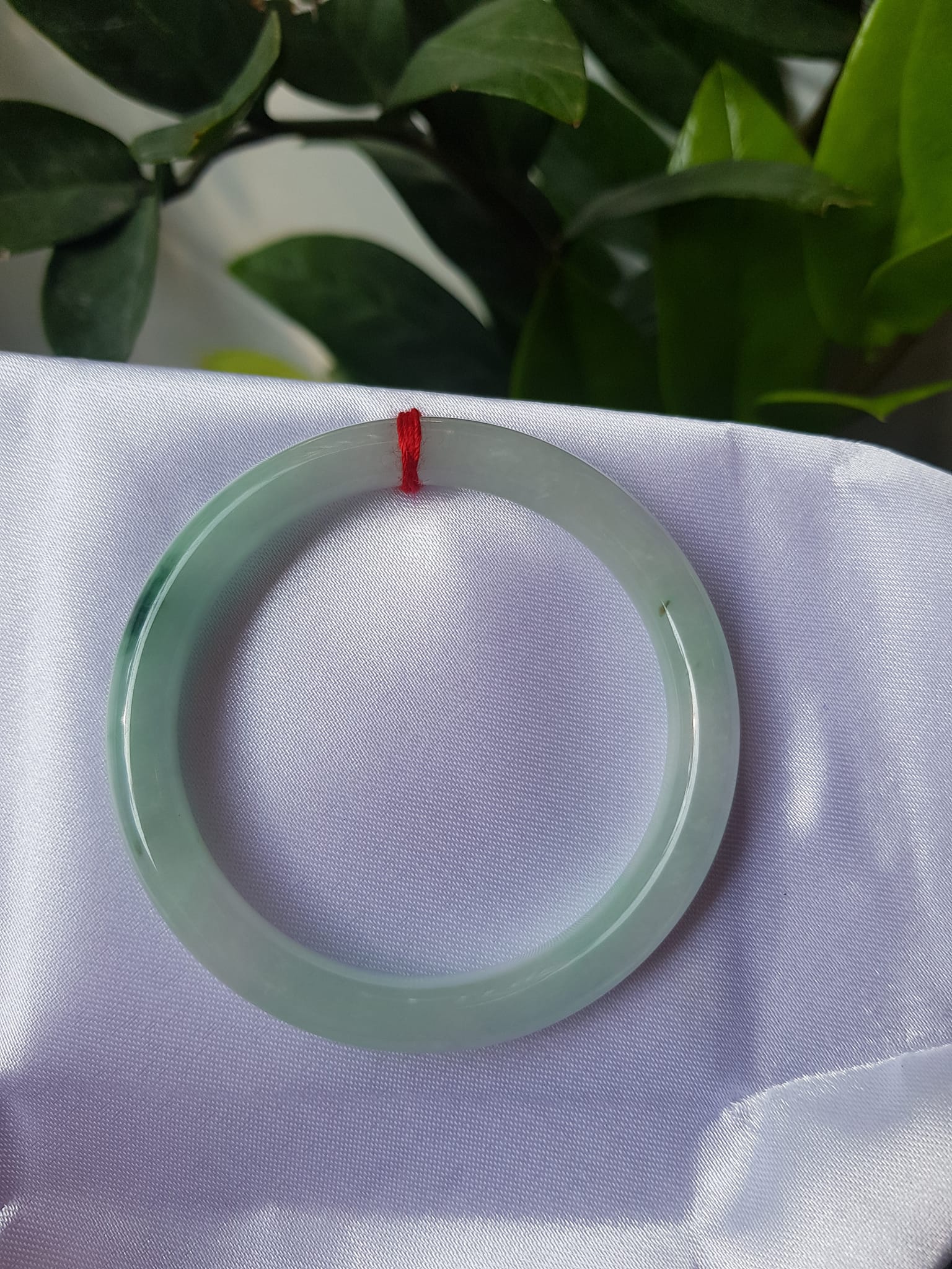Vòng cẩm thạch tự nhiên A LÝ 51mm x 7,2mm Màu xanh lý nhẹ tô điểm 1 Vân Xanh Lý Đậm đẹp Nữ Mộc Hỏa Thủy 50kg - 57kg ạ