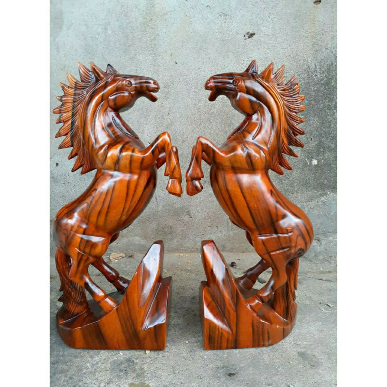 Cặp ngựa gỗ sơn huyết cao 40 CM-biểu tượng cho thành công và may mắn