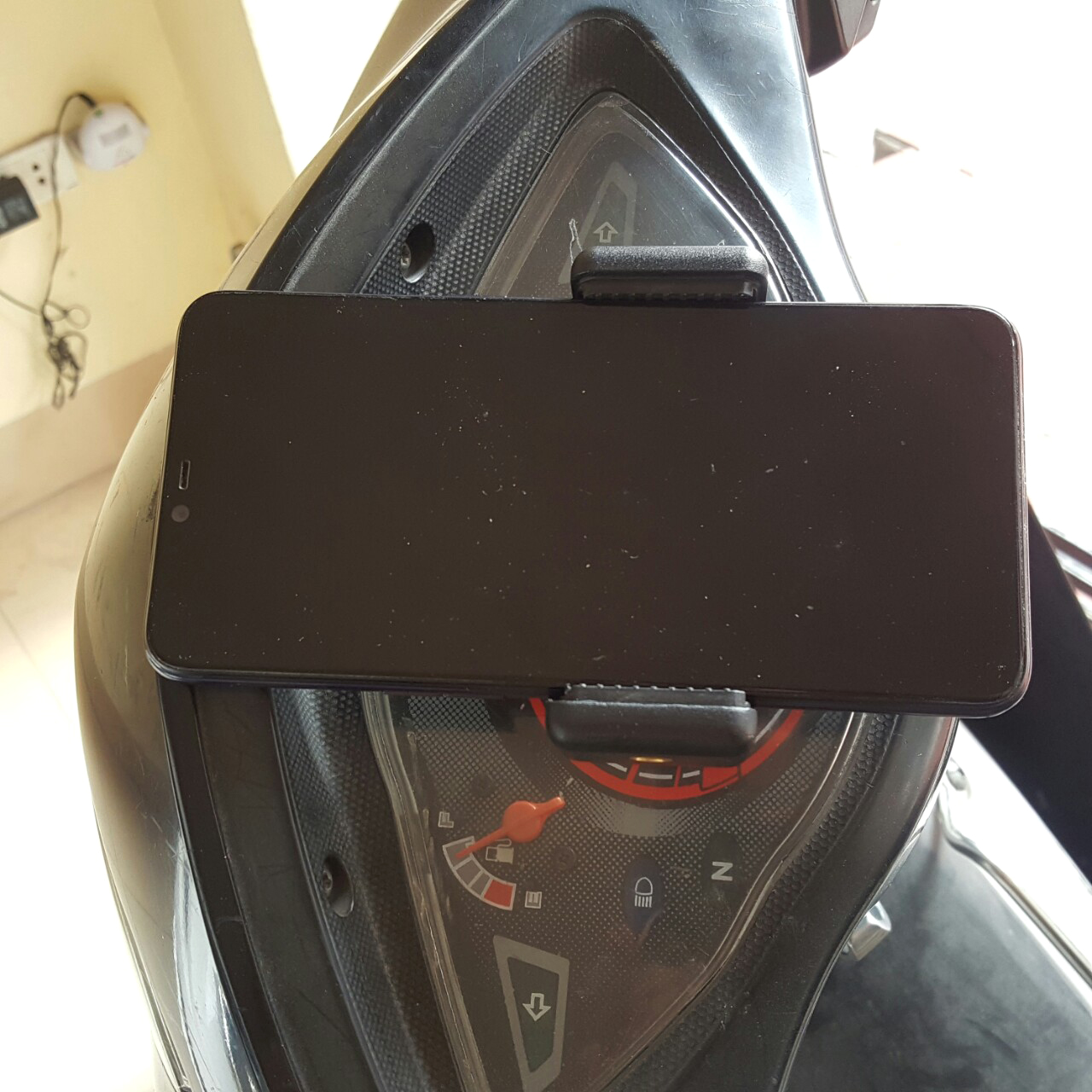 Bộ phụ kiện gắn điện thoại vào mặt đồng hồ xe máy cho các bạn SHIPPER và các bạn chạy xe ôm công nghệ Grab, Bee, Gojek