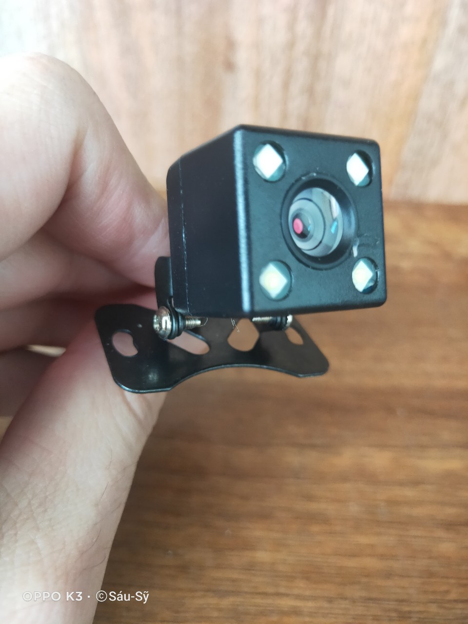 Camera lùi CCD vuông 4 led trợ sáng quay đêm cho xe hơi chân cánh bướm dễ dàng lắp đặt cho màn DVD thường/android CCD