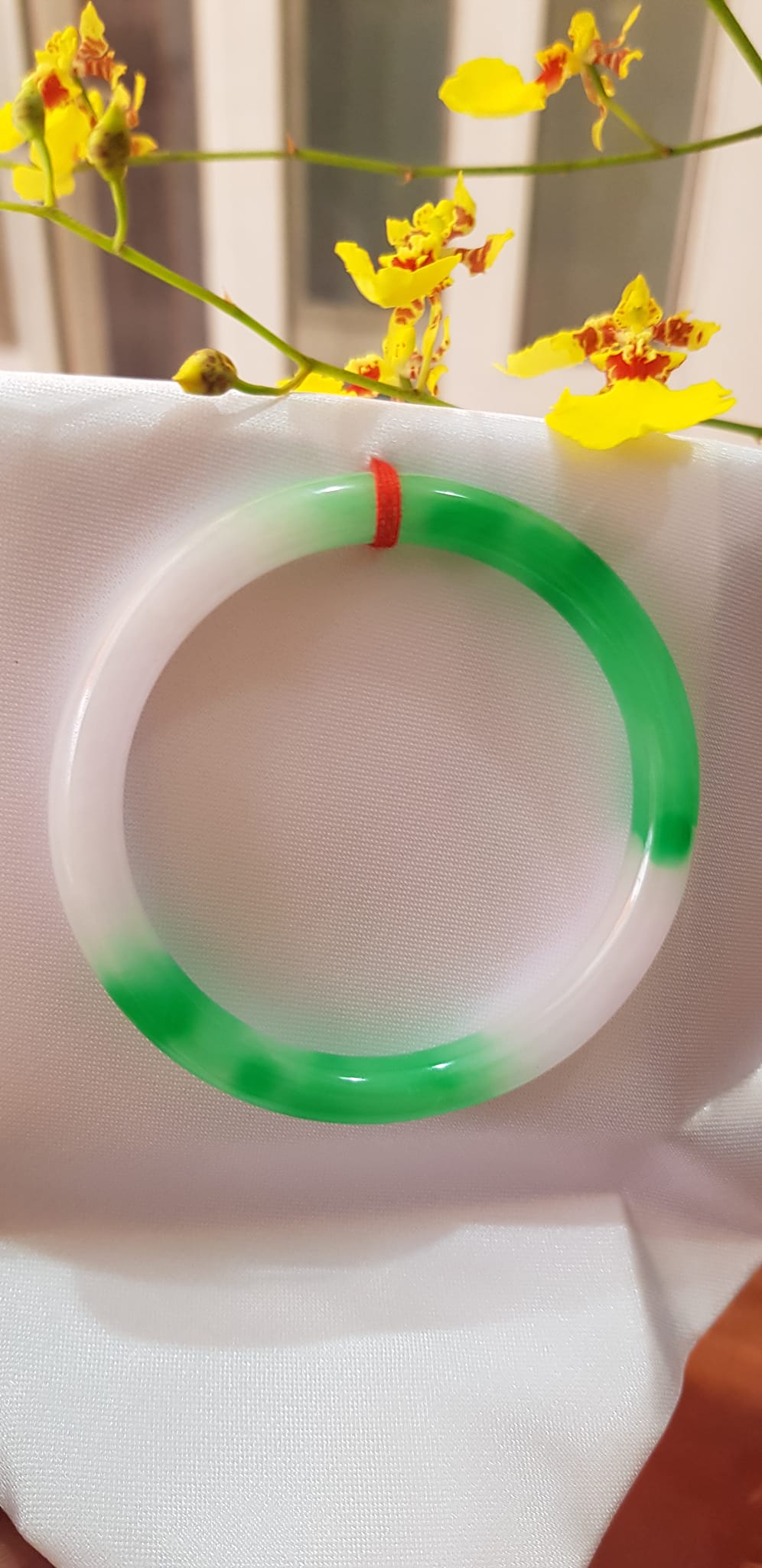 Vòng tay đá Cẩm Thạch mới TR Lý 51mm x cọng 6,2mm Màu Xanh lý 2 bên trắng đều đẹp Nữ 50kg - 53kg đeo lên xinh tay lắm luôn ạ món quà tặng ý nghĩa ạ