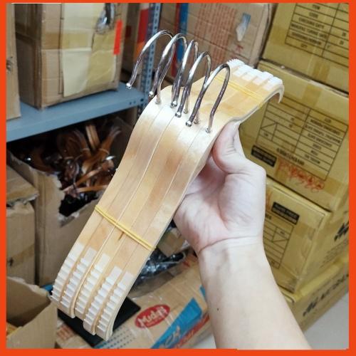 Móc gỗ trẻ em - móc gỗ tre vai bọc đệm màu vàng, đầu móc xoay 360 độ tiện lợi, móc áo gỗ giá rẻ chuyên dùng cho shop