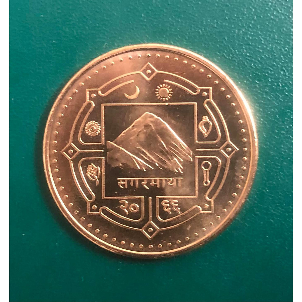 Đồng Xu con Trâu vàng của Nepal, kèm túi gấm may mắn - tặng kèm case nhựa bảo quản PCCB MINGT