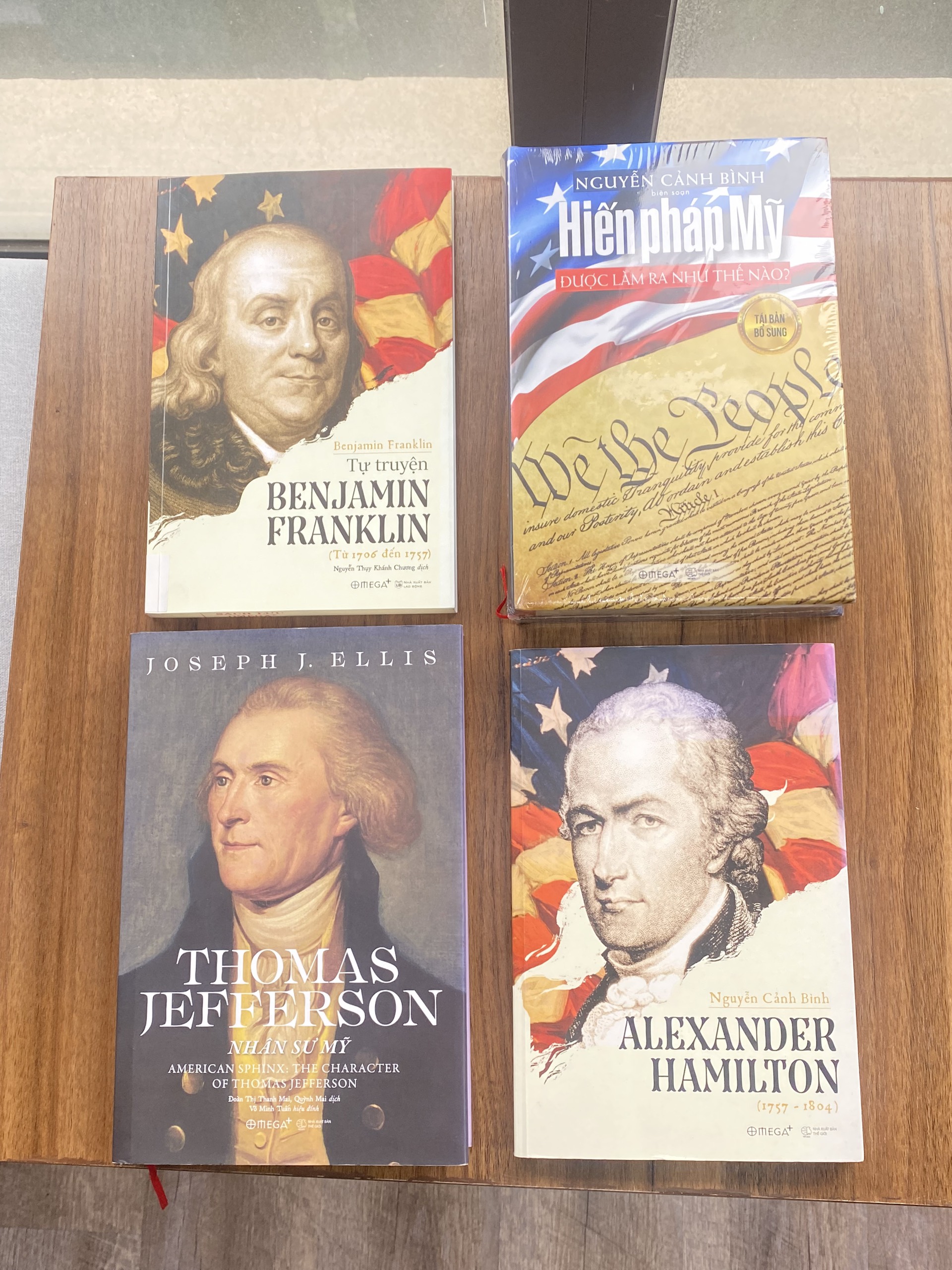 Combo 4 Cuốn: Tự Truyện Benjamin Franklin + Hiến Pháp Mỹ Được Làm Ra Như Thế Nào? + Thomas Jefferson - Nhân Sư Mỹ + Alexander Hamilton