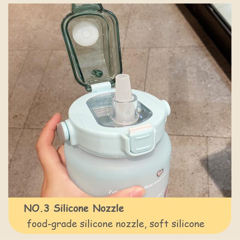 Bình Đựng Nước 2 Lít Có Vạch Kẻ Chia ML Báo Giờ Uống Nước Mỗi Ngày Kèm Ống Hút Tiện Lợi 2 Màu Hồng Và Xanh