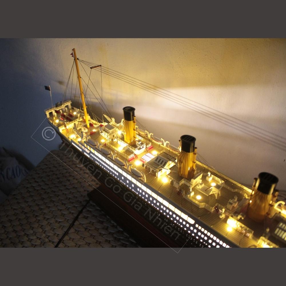 Mô Hình Thuyền Gỗ Trang Trí Phong Thủy Dạng Thuyền Du Lịch RMS TITANIC WITH LIGHTS Chính Hãng, Hàng Xuất Khẩu Chất Lượng Cao