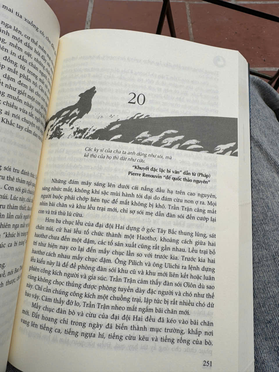 (Tái bản 2025) TÔ TEM SÓI - Khương Nhung - Trần Đình Hiền dịch - TiHabooks (bìa mềm)