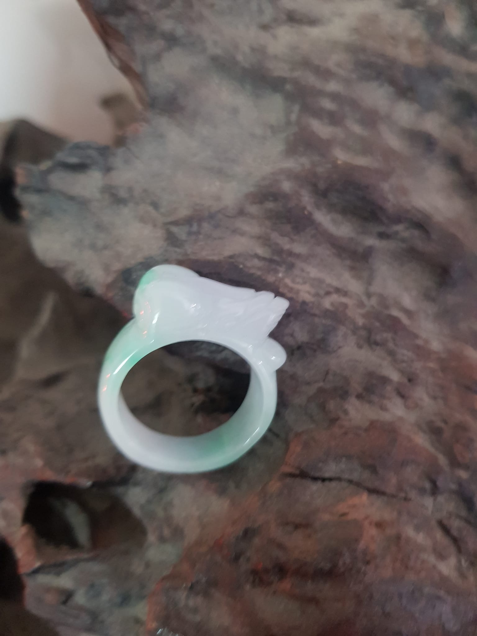 Nhẫn Tỳ Hưu Mới Nam Ni 19mm Đá Cẩm Thạch Tự Nhiên Trắng Xanh nhẹ Bóng Đẹp Size Nhẫn đk 19mm x bản 11mm ạ