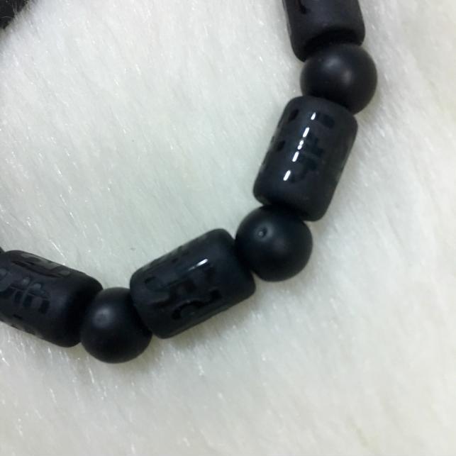 Vòng tay đá Obsidian đen tuyền hạt tròn xen phân khối chữ nhật chạm kinh chữ may mắn