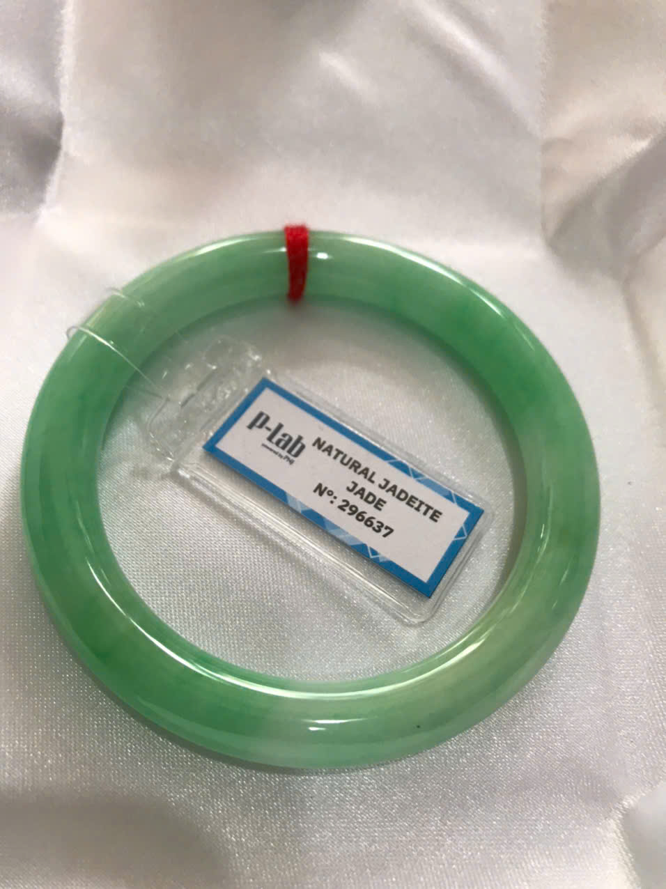 Chiếc Vòng Tay Đá Ngọc Cẩm Thạch Tự Nhiên Vip Lý Đẹp Ni 53mm x chột 8,2mm kiểm định kèm giấy chứng nhận P Lab Ni 296637 Màu Xanh Lý Tươi trắng xanh nhẹ bóng mượt sịn sang nữ 52kg - 60kg đeo ạ