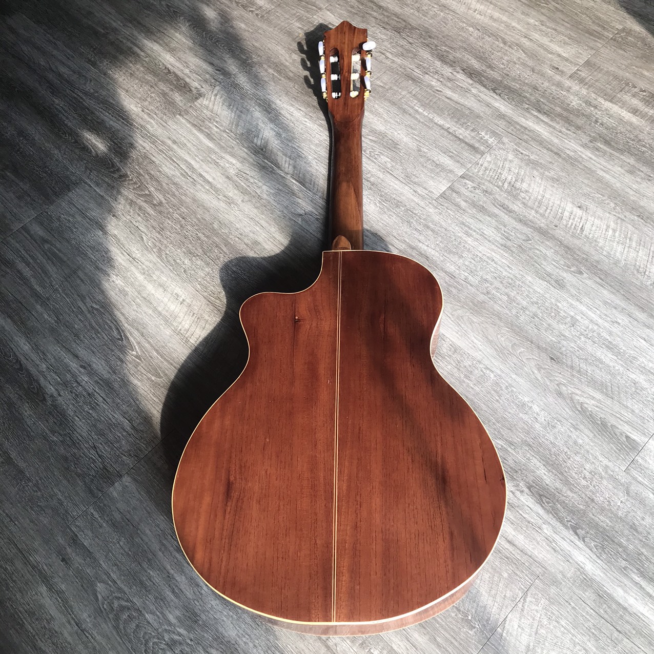 Đàn guitar classic gỗ nguyên tấm có ty chống cong - GTSVSG âm bao ấm