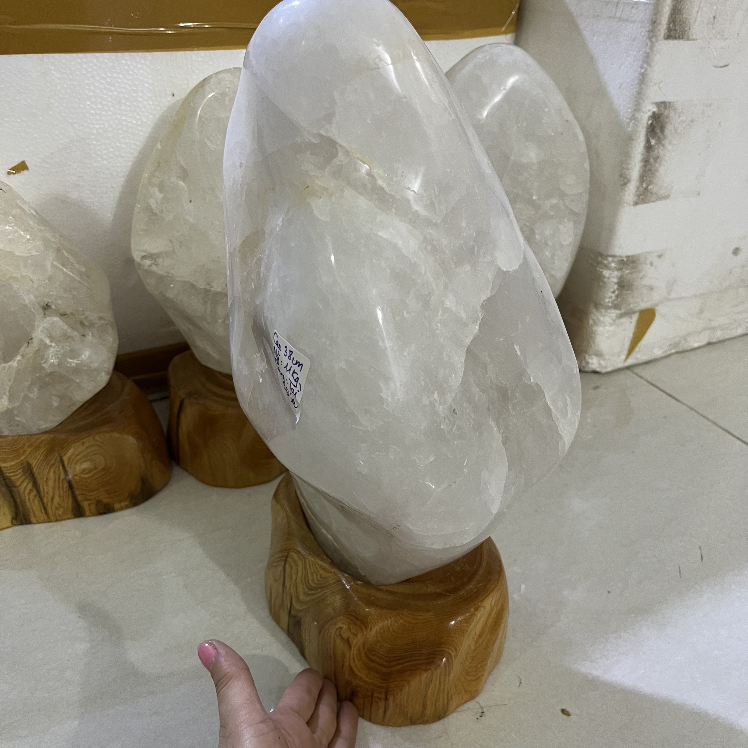 Thạch anh nguyên khối trấn trạch Nặng 11kg, cao 38cm, để bàn chống tia bức xạ nặng màu trắng trong suốt
