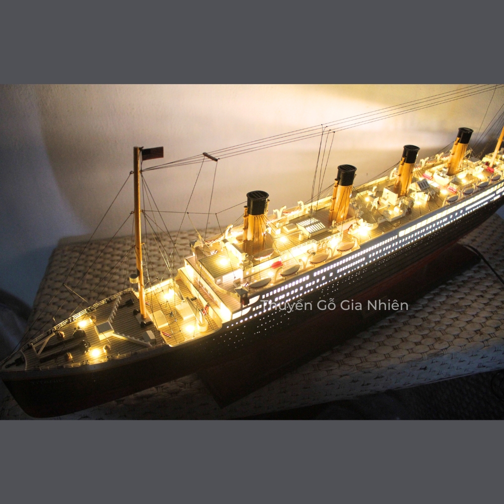 Mô Hình Thuyền Gỗ Trang Trí Phong Thủy Dạng Thuyền Du Lịch RMS TITANIC (SPECIAL EDITION) WITH LIGHTS Chính Hãng, Hàng Xuất Khẩu Chất Lượng Cao