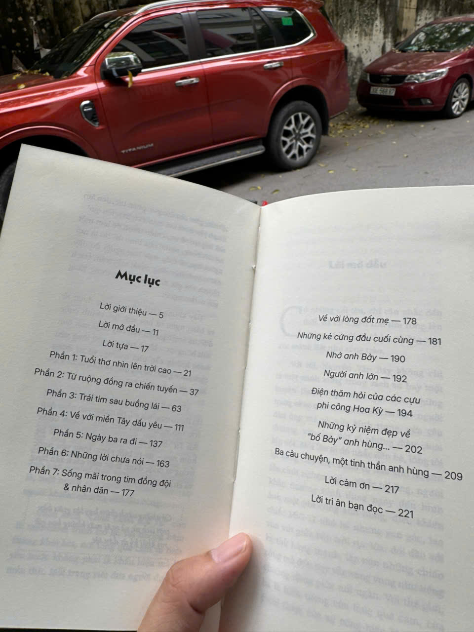 (Bìa cứng, Tặng Bookmark, Postcard) CÁNH CHIM BẤT TỬ - Câu chuyện về người phi công huyền thoại Nguyễn Văn Bảy - Waka