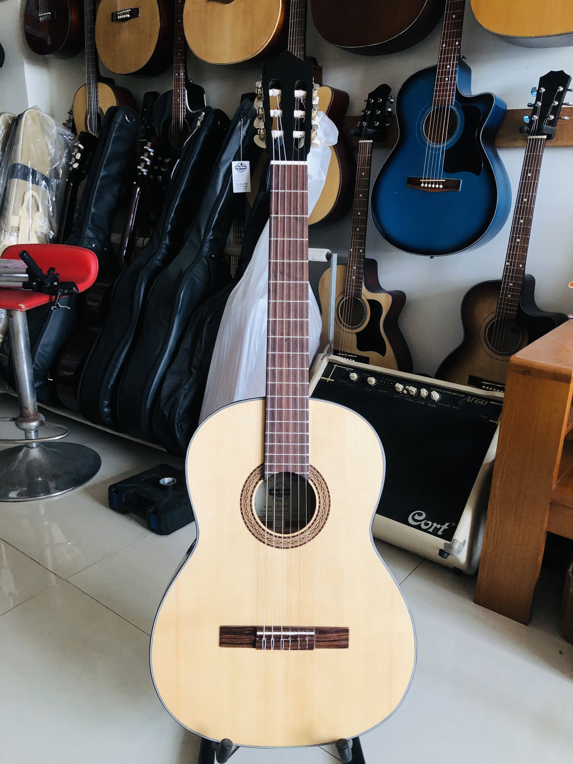 Đàn guitar classic có EQ Duy Guitar DC120X thùng full size có khuyết gỗ Hồng đào nguyên tấm âm thanh tốt