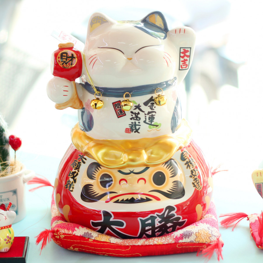 Mèo Thần tài Jinshi 3 chuông ngồi Daruma 25cm “Kim Vận Mãn Tái” (có video sản phẩm)