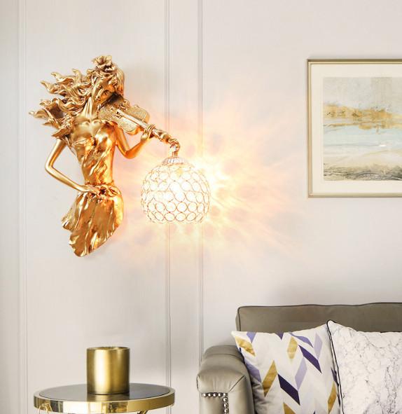 Đèn treo tường treo cầu thang và hành lang hình thiếu nữ chơi violin dùng để chiếu sáng và trang trí không gian ngôi nhà được nhập khẩu Hong Kong