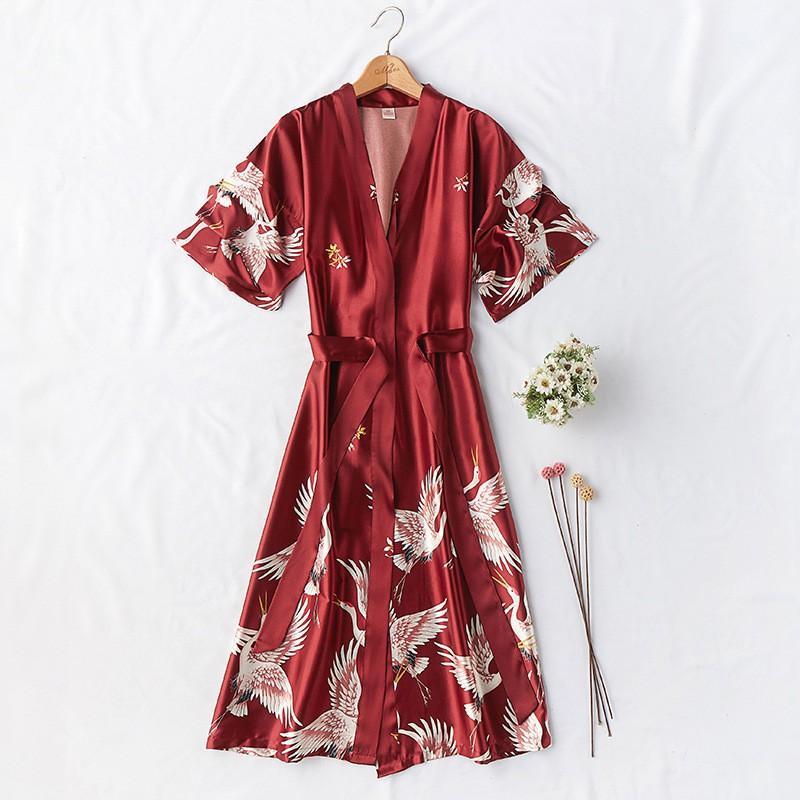 Áo choàng ngủ lụa satin với form dài họa tiết hình hạt sang trọng