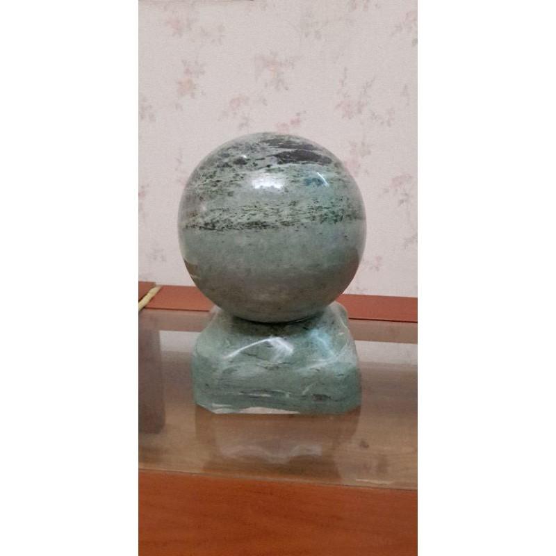 Quả cầu phong thủy màu xanh cho mệnh thủy