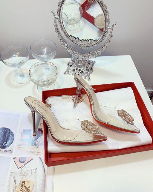 Giày cao gót trong suốt đính đá hoa mai vàng D160