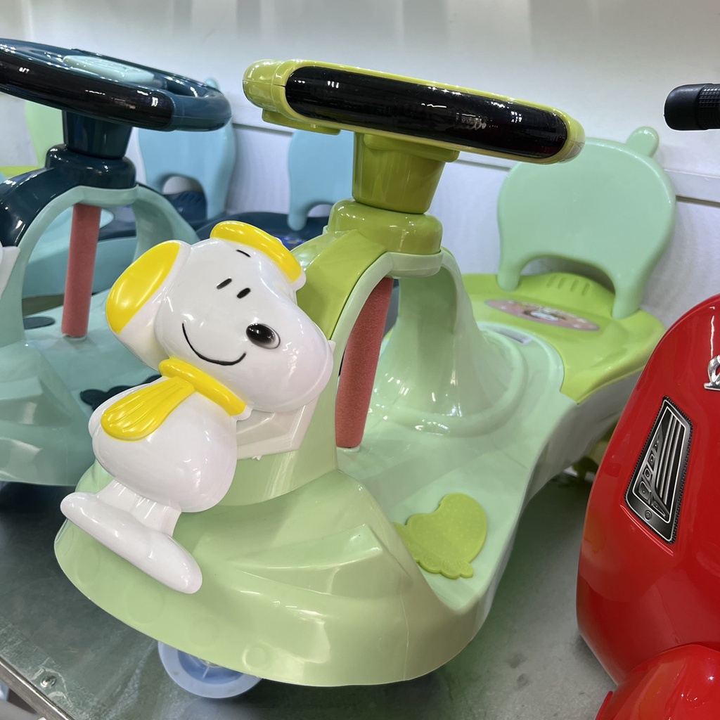 Xe lắc cho bé hình gấu snoopy