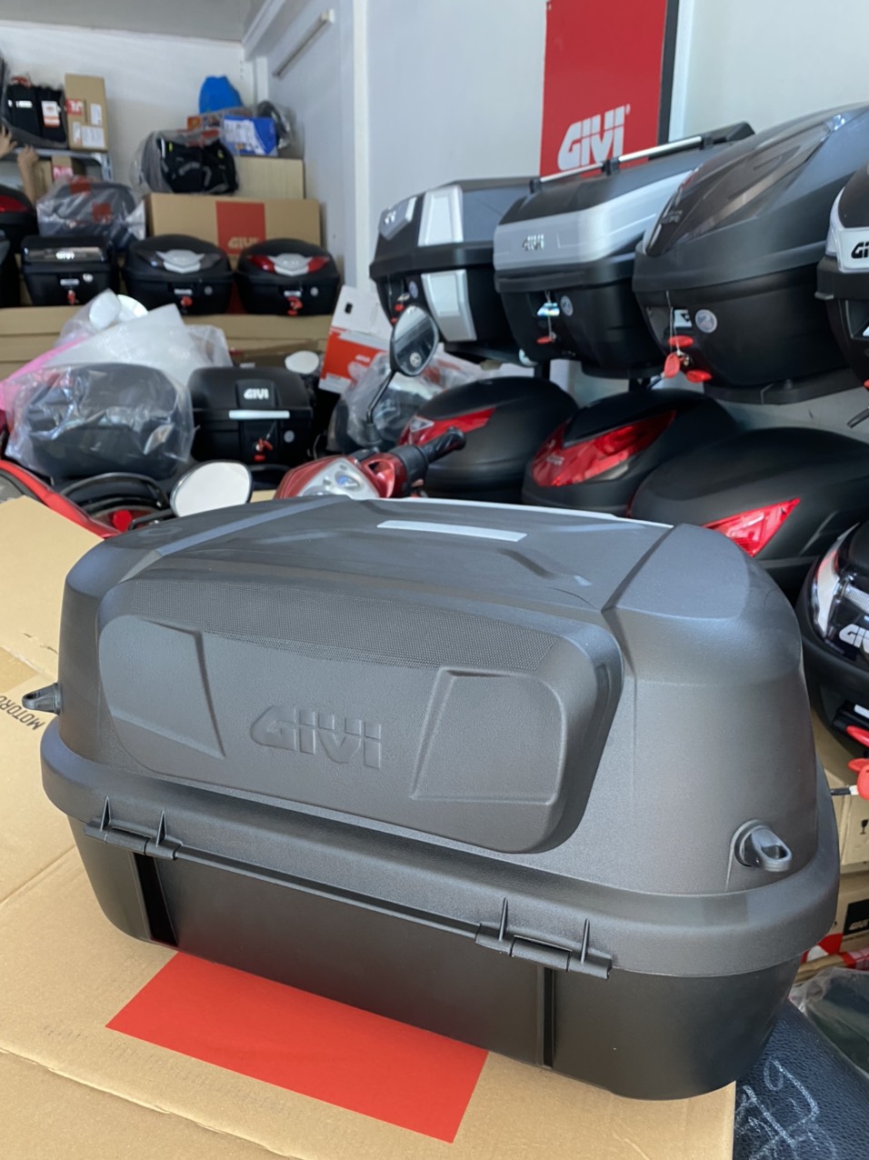 Thùng givi E43NTL_ADV gắn cho xe máy điện Datbike Weaver 200, bộ thùng đã bao gồm baga