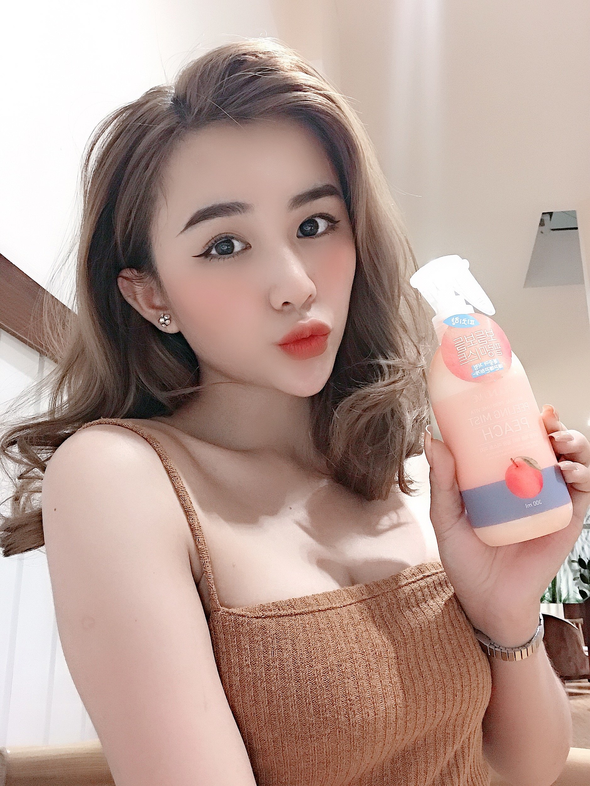 Xịt Tẩy Tế Bào Chết Around Me Toàn Thân Hương Đào Vita Peeling Mist Peach 300ml