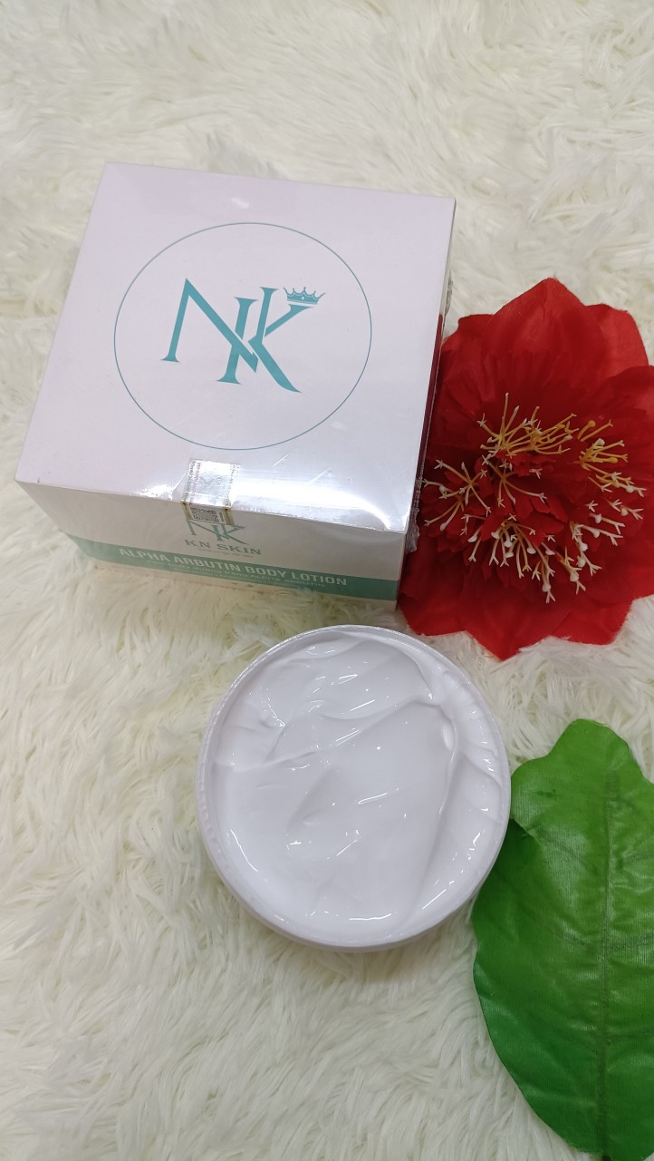 KEM BODY DƯỠNG TRẮNG DA ABUTIN KN SKIN Đường trắng da, giúp da đều màu, dưỡng ẩm da, cải thiện tình trạng da ngâm đen, dưỡng da mềm mịn, hỗ trợ phục hồi da.