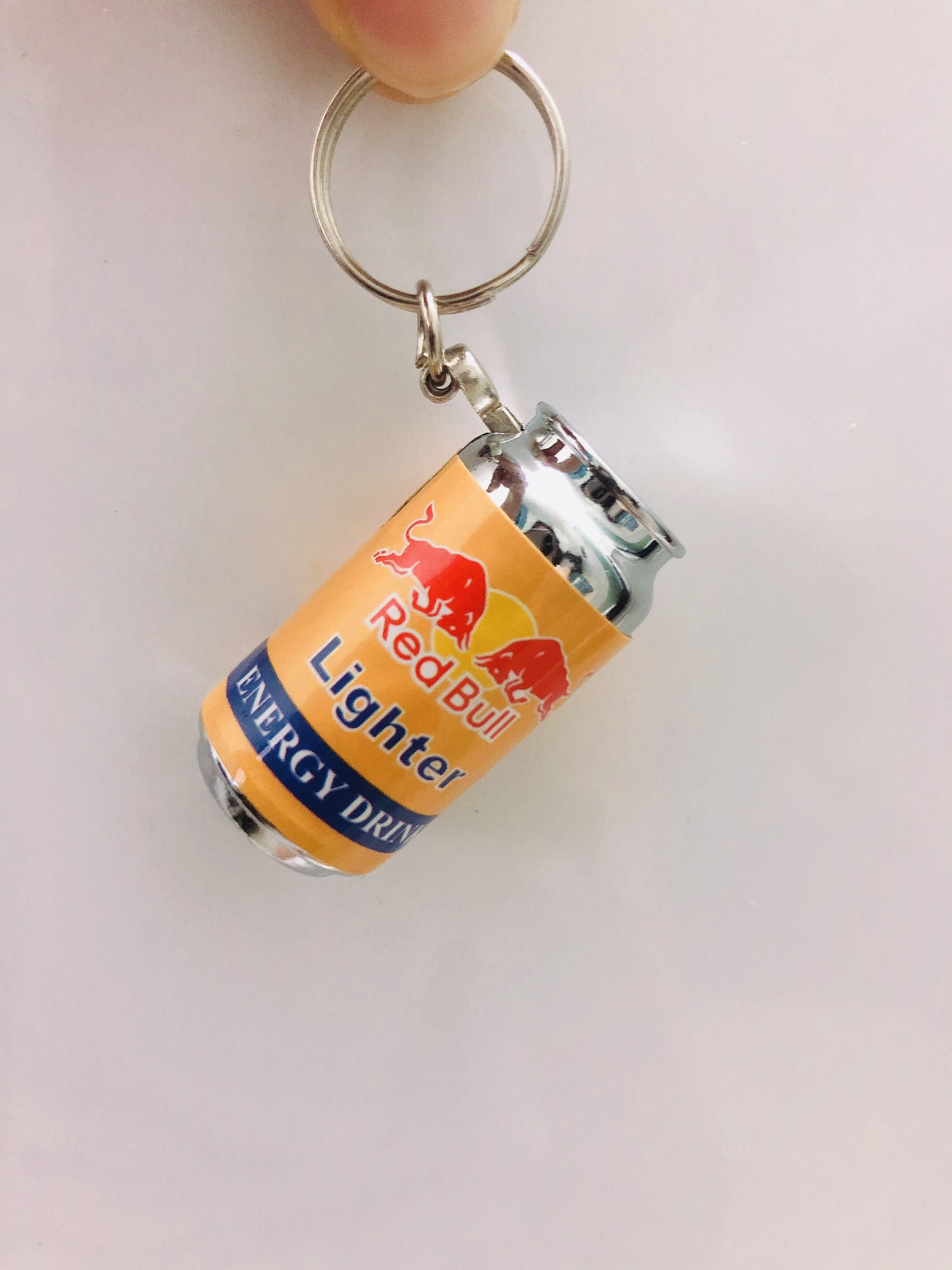 Hột quẹt bật lửa móc khóa hình lon nước Red Bull dễ thương