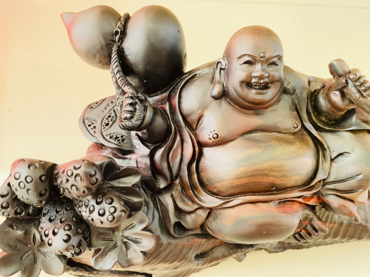 Di lạc cầm tẩu thuốc ngồi củ sâm