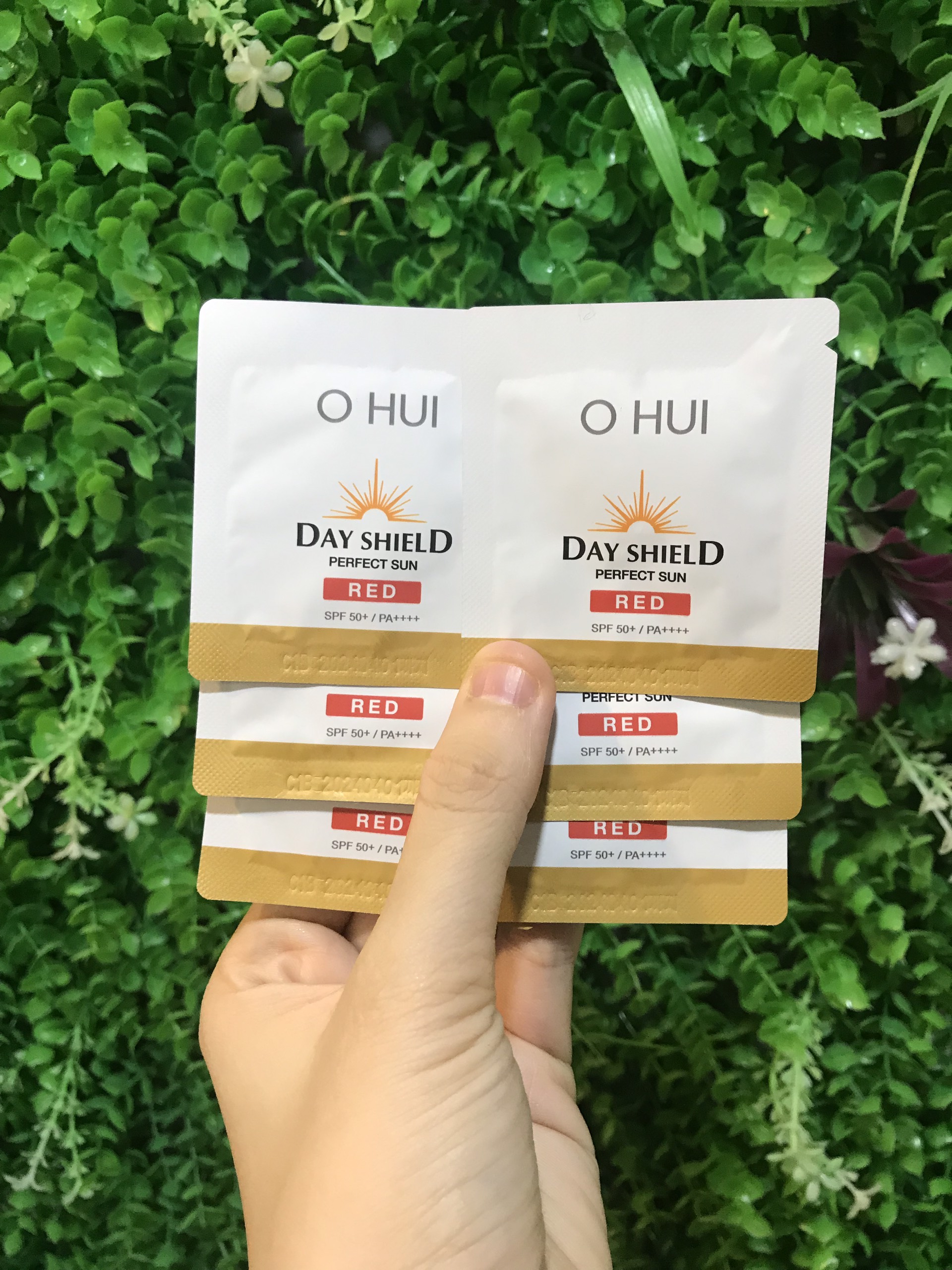 Combo 30 gói Kem chống nắng OHUI Day Shield Perfect Sun Red SPF50+ PA+++ 1ml