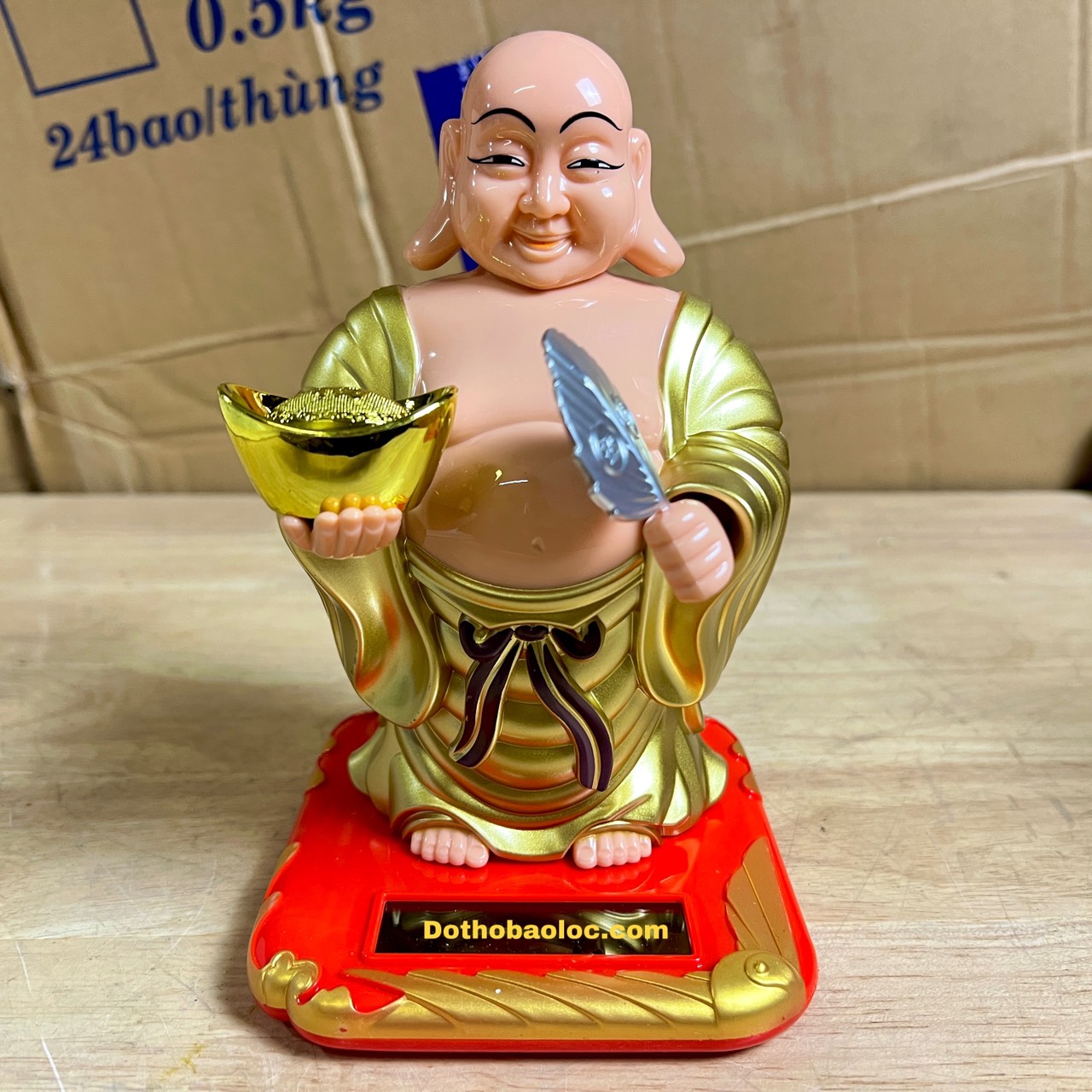 Di lặc gật đầu, vẫy quạt chạy bằng năng lượng mặt trời