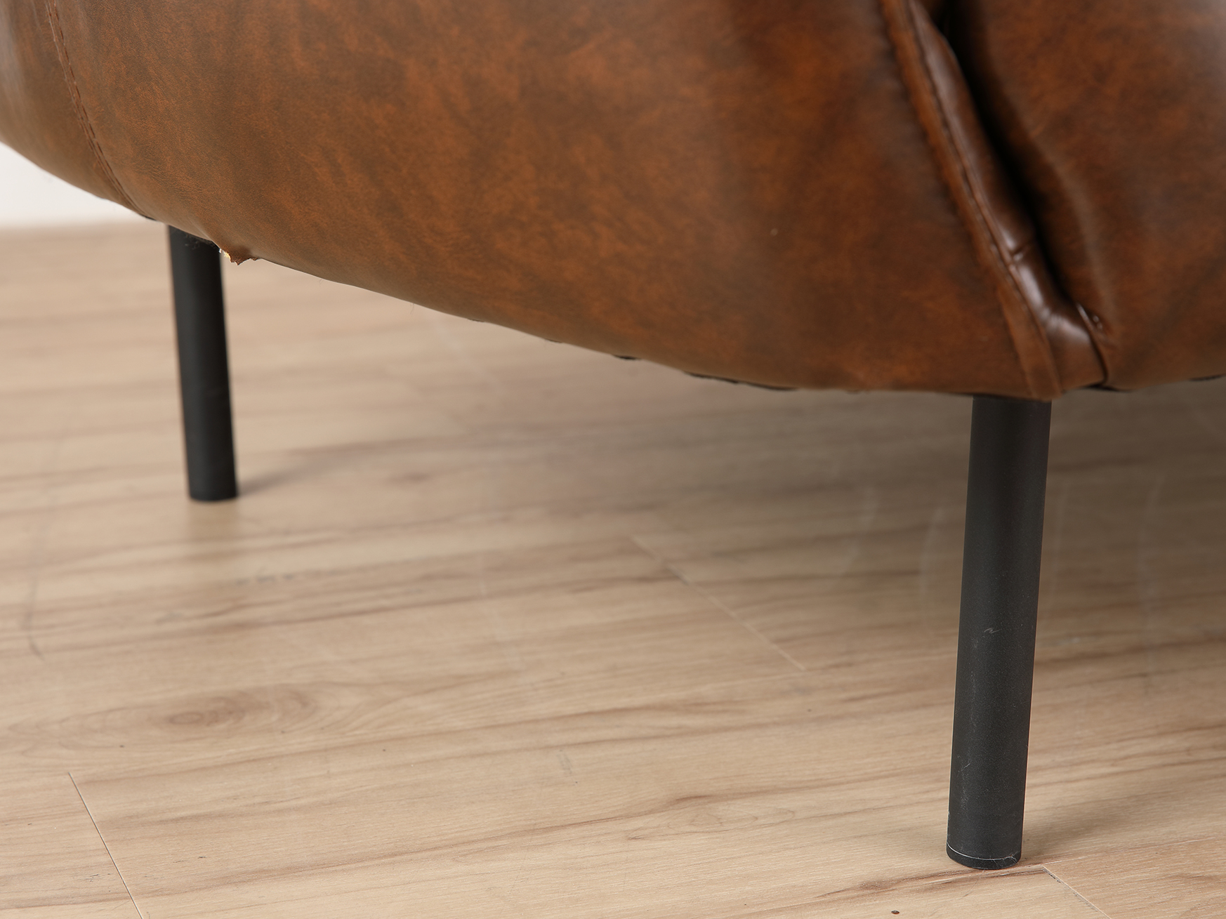 Ghế sofa đôi GRUFF khung gỗ, đệm bọc da PVC bóng cao cấp màu nâu | Index Living Mall - Phân phối độc quyền tại Việt Nam
