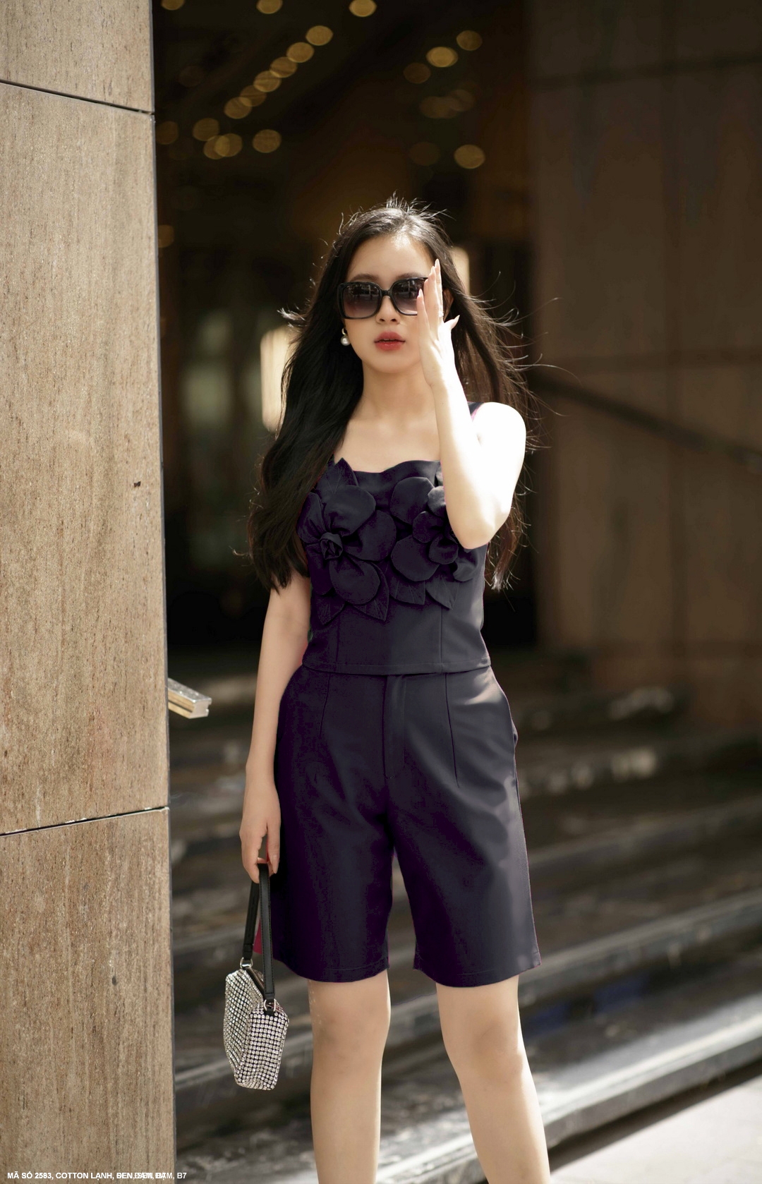 BỘ NGẮN ĐẮP HOA LỚN TRƯỚC NGỰC