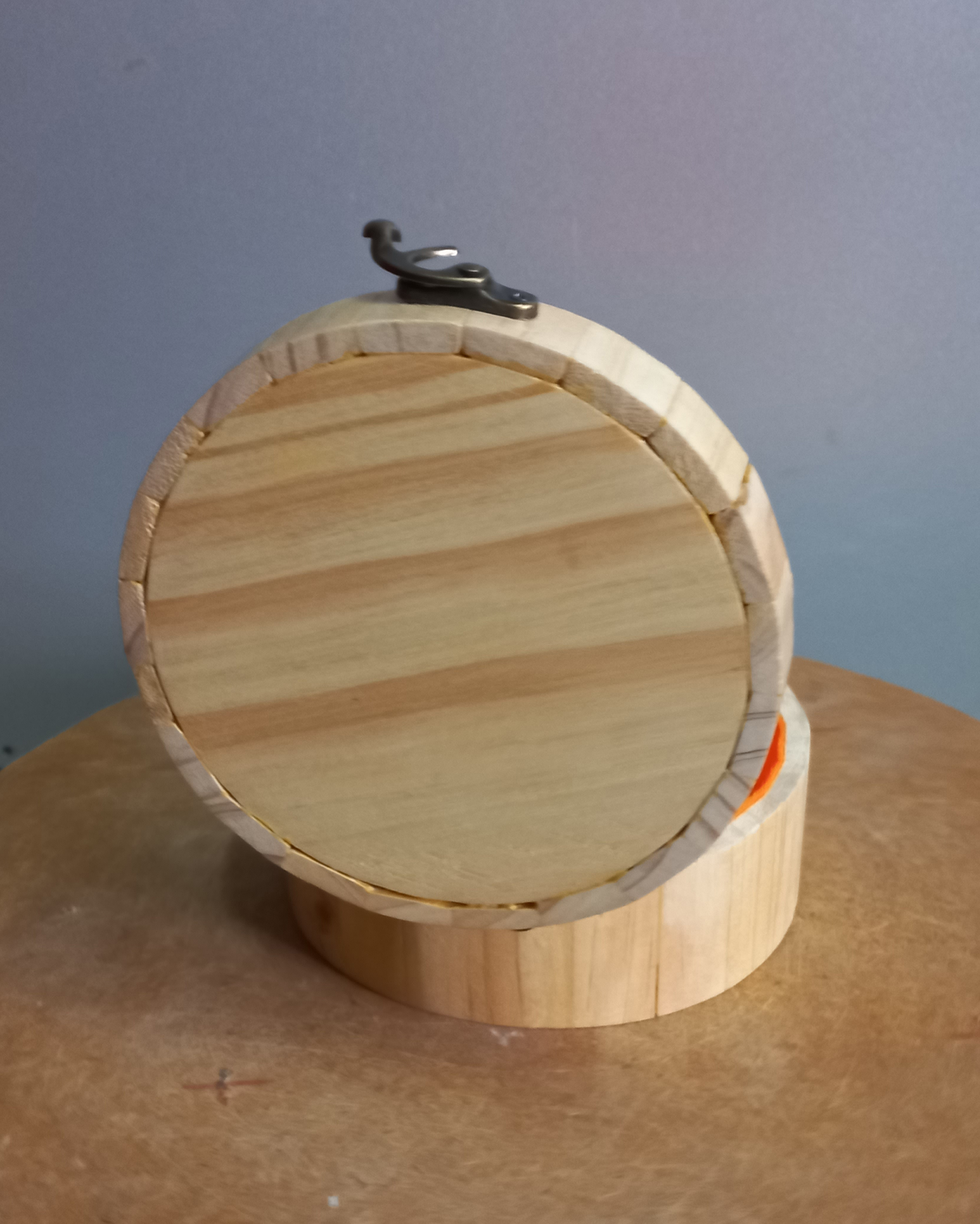 Hộp gỗ tròn lớn đựng đồ linh tinh trên bàn làm việc, 13cm x 7cm.