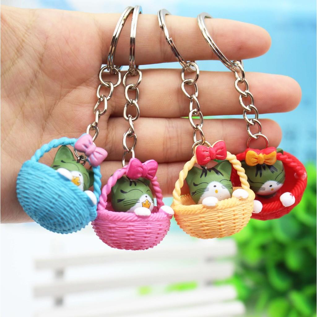 Móc khóa cute mèo con trong giỏ hàng