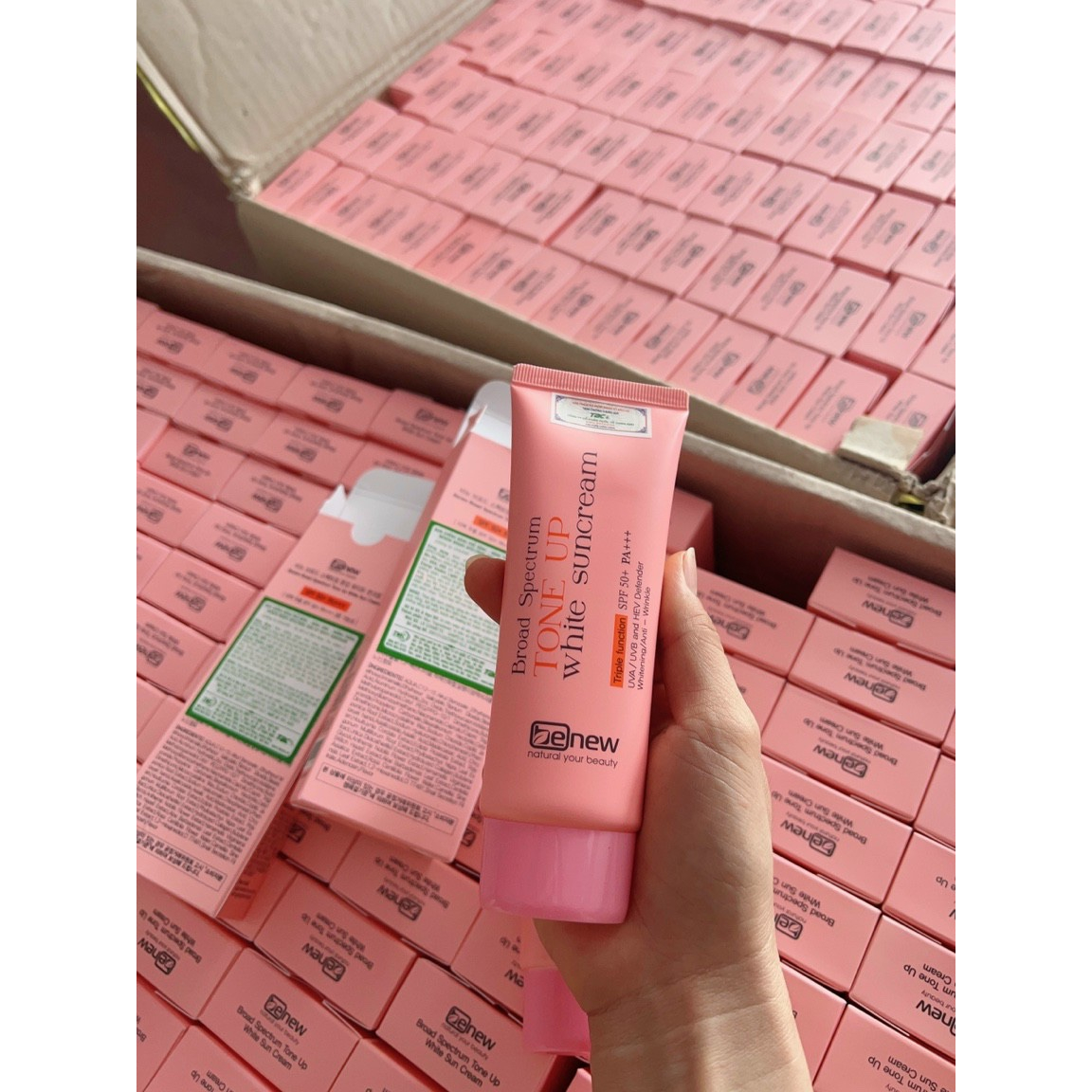 Kem chống nắng kiềm dầu, lên tone, dưỡng trắng Benew Broad Spectrum Tone-up White Suncream Hàn Quốc 70ml