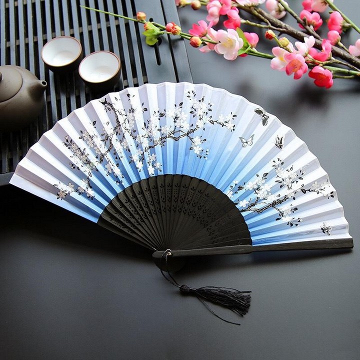 Quạt cổ trang dây tuyến nền xanh hoa trắng quạt trúc xếp cầm tay phong cách Trung Quốc in hoa trang trí