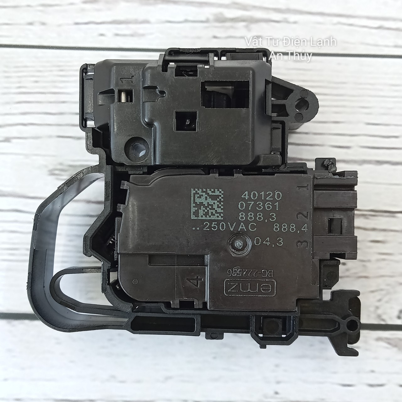 Công tắc khóa cửa máy giặt AQUA đời mới màu đen loại bắt vít eg380869.1