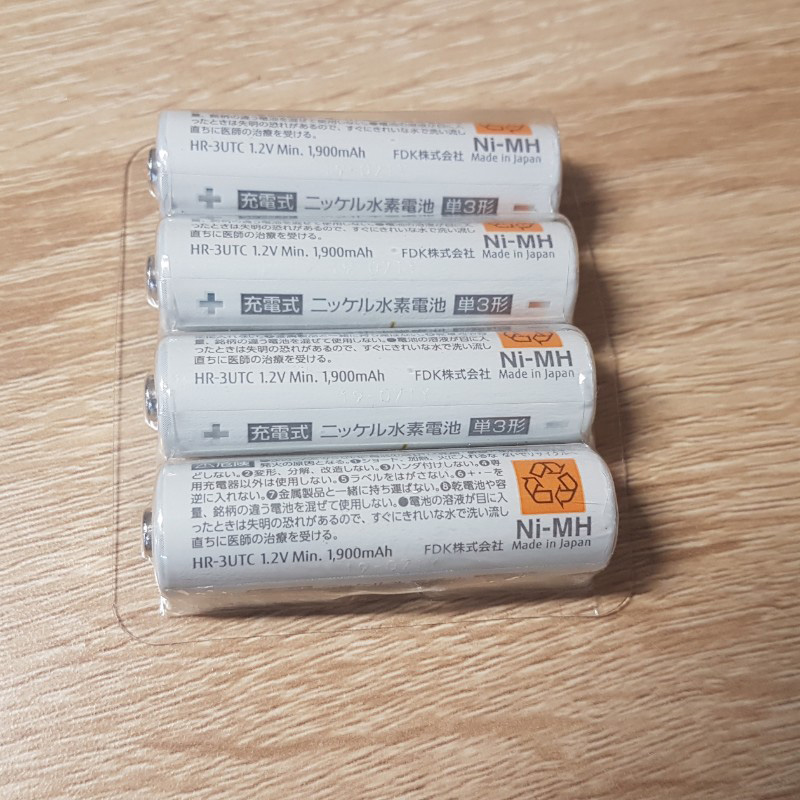 Box sạc kèm 4 pin AA Fujitsu HR-3UTC 1900mAh hàng nội địa box Nhật - made in JAPAN (trắng) Hàng Nhập Khẩu