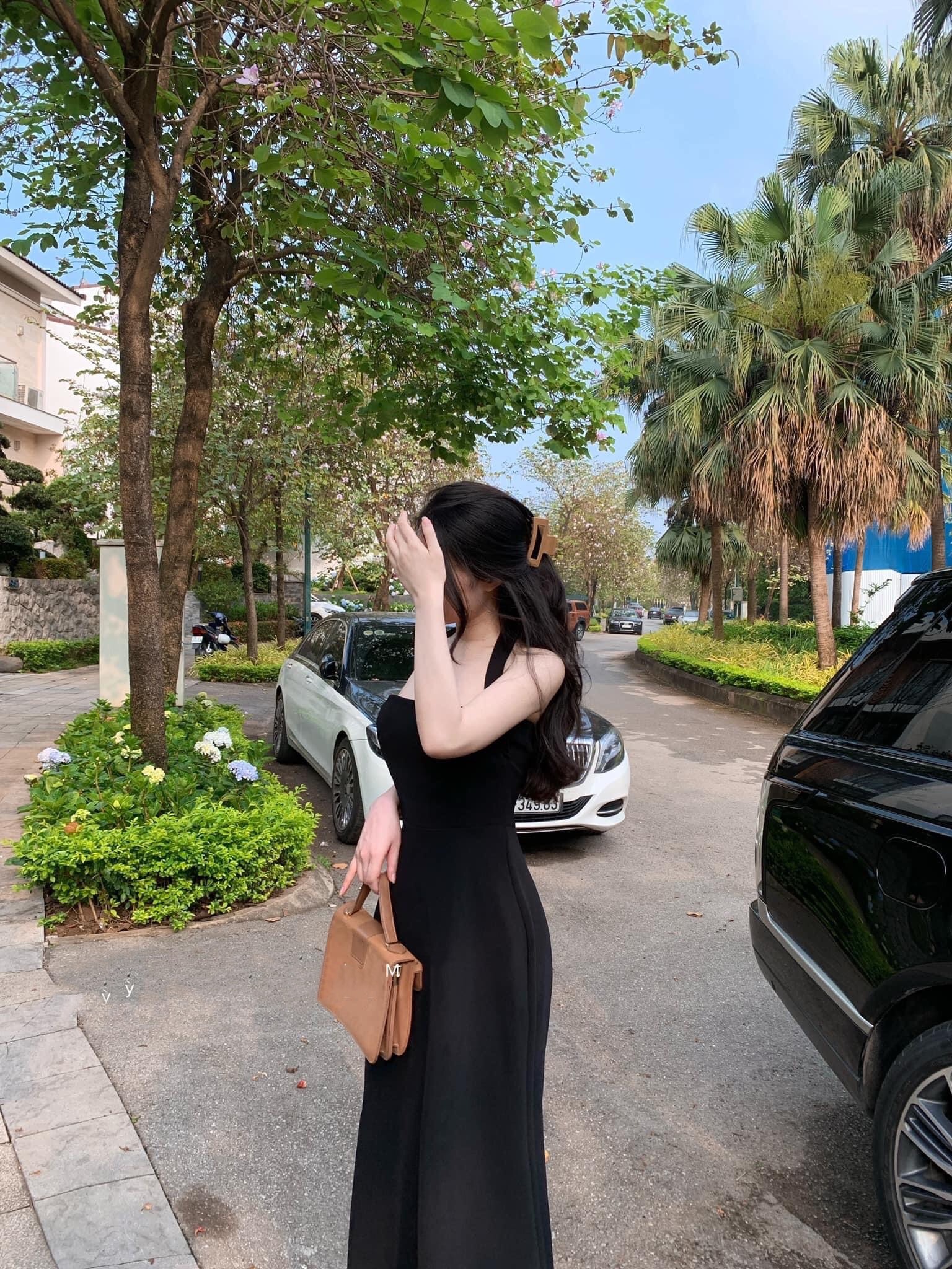Đầm midi đen cổ yếm sang trọng