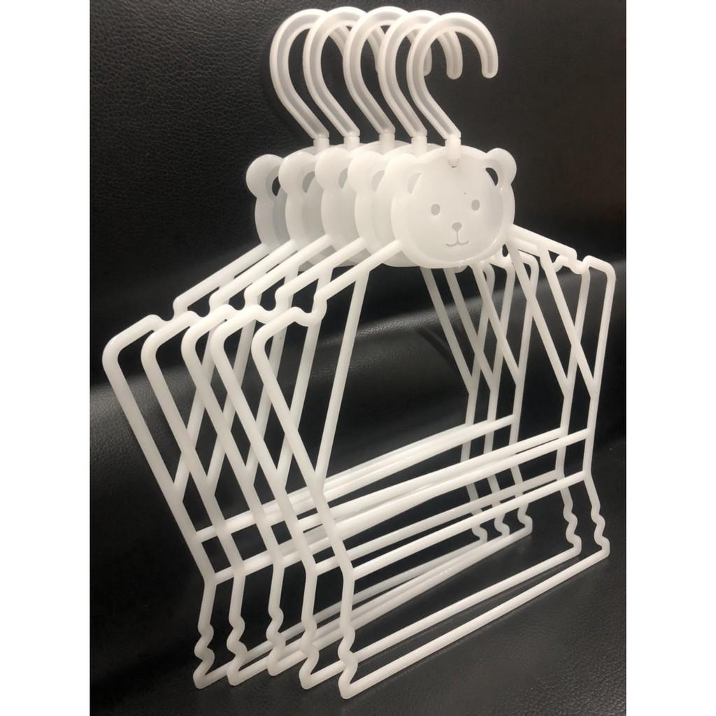 Móc quần áo trẻ em,móc áo bộ trẻ em nhỏ cổ xoay 360 độ hình gấu size 0-6 tuổi - giá rẻ