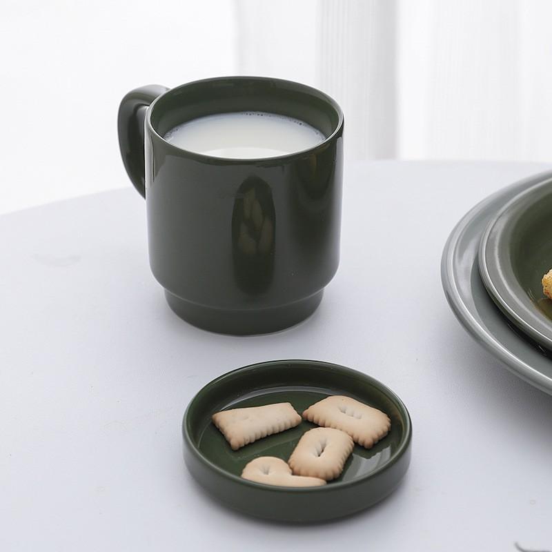 Cốc sứ xanh lá có nắp tiện dụng.
