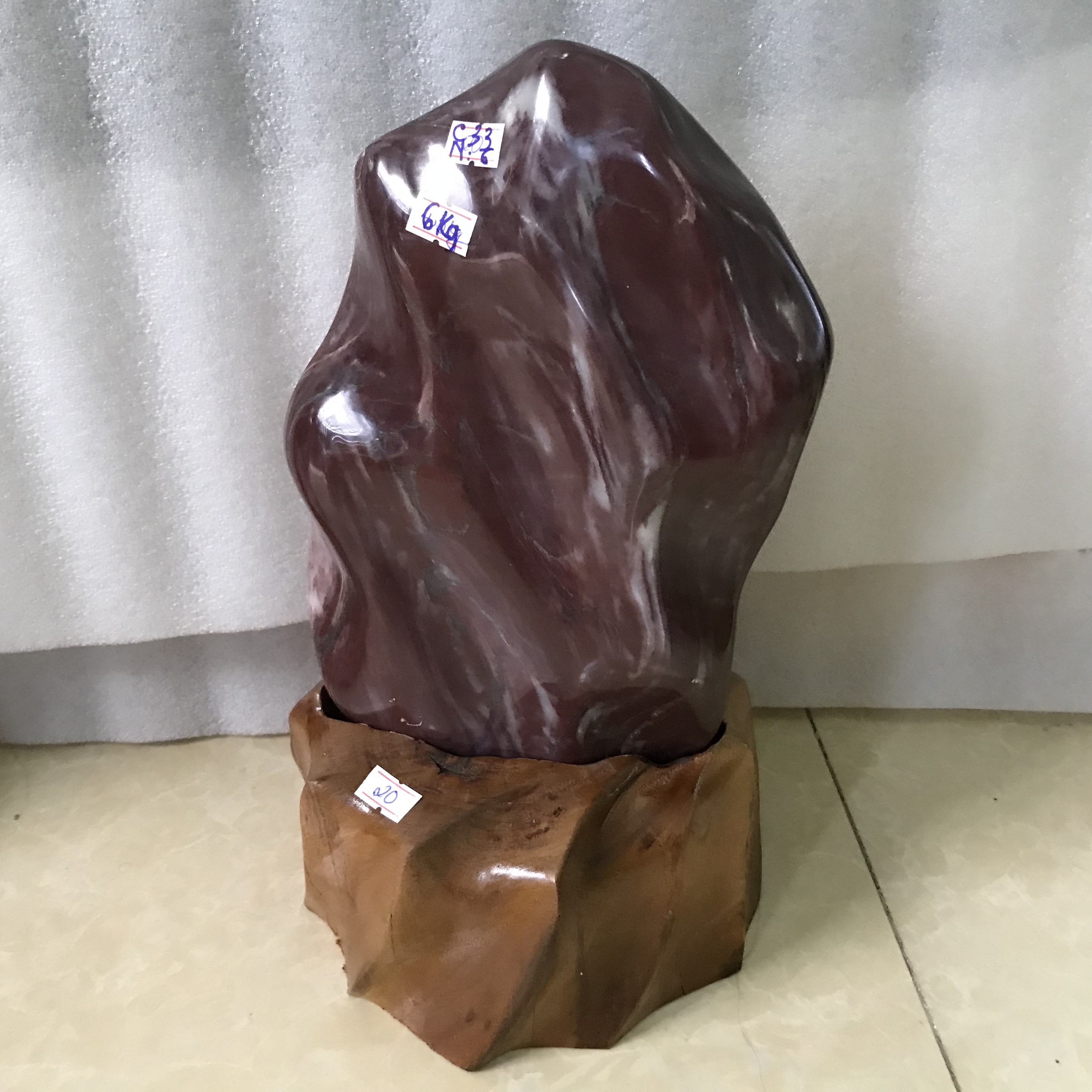 Cây đá tự nhiên màu đỏ, hồng cho mệnh Thổ và Hỏa cao 31 cm, nặng 5 kg đá thô tự nhiên, có đế gỗ.