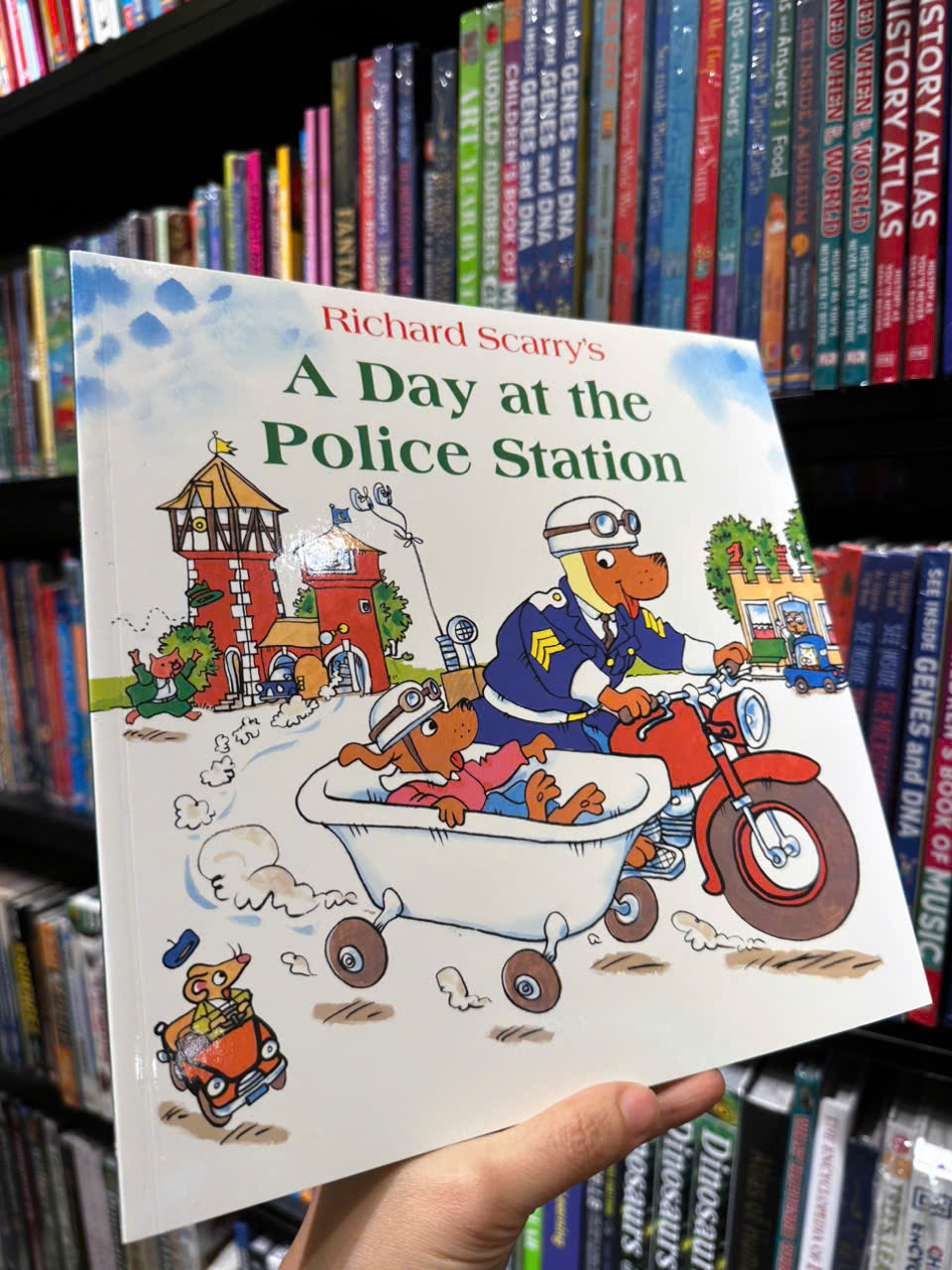 Sách - A Day at the Police Station by Richard Scarry's - Sách ngoại văn, sách thiếu nhi tiếng Anh, bìa mềm, nhập khẩu U